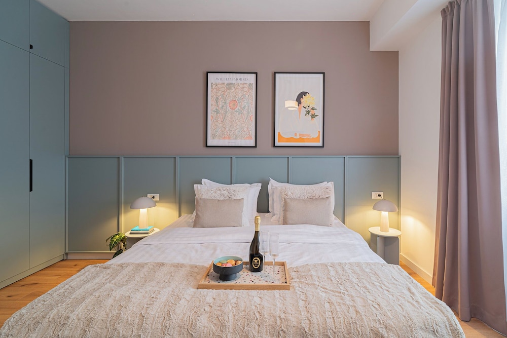Loggia & Luxe 4BR Penthouse in Universitatii Area