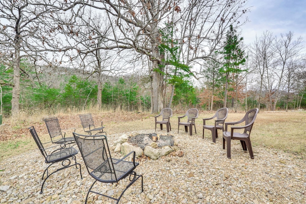 Table Rock Lake Retreat: Walk to Shore!