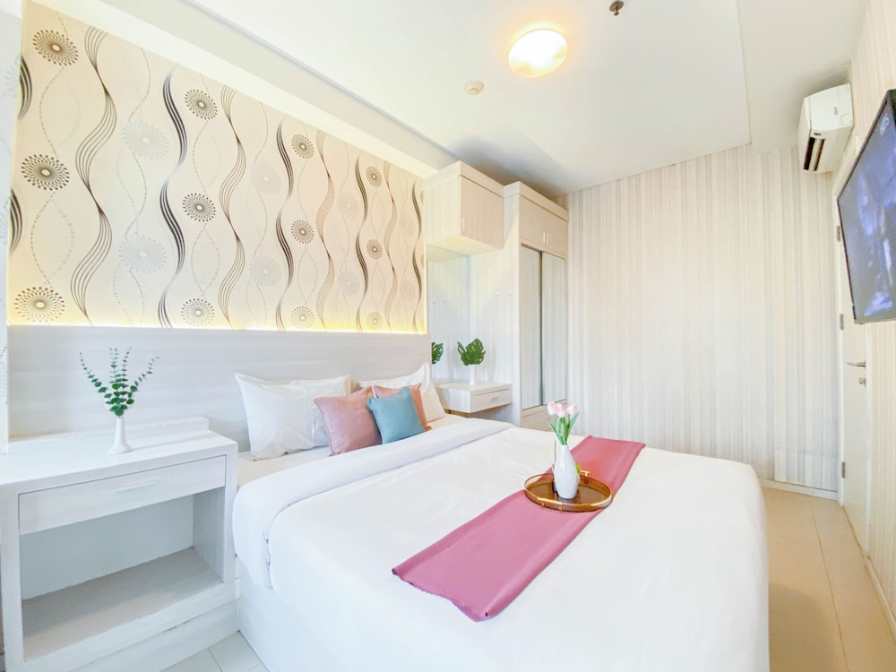 Spacious 2Br At Apartment Parahyangan Residence