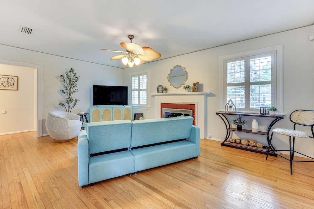 4 Mi to Dtwn Jacksonville: Chic Home w/ Porch!