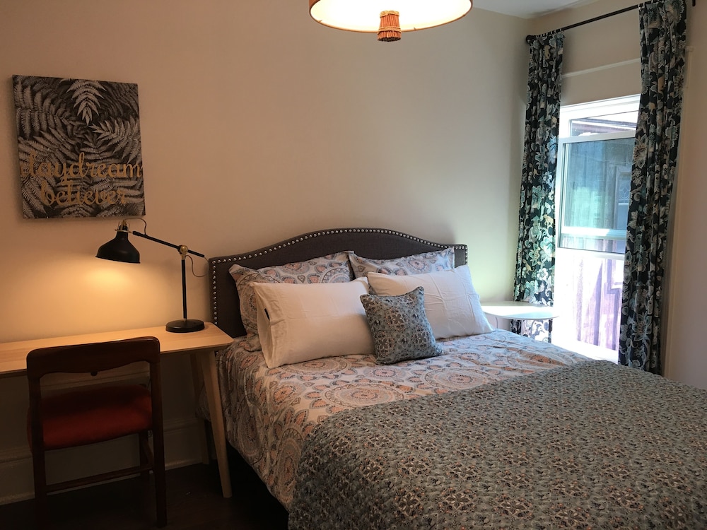Beautiful 4BR Downtown House, Sleeps 10