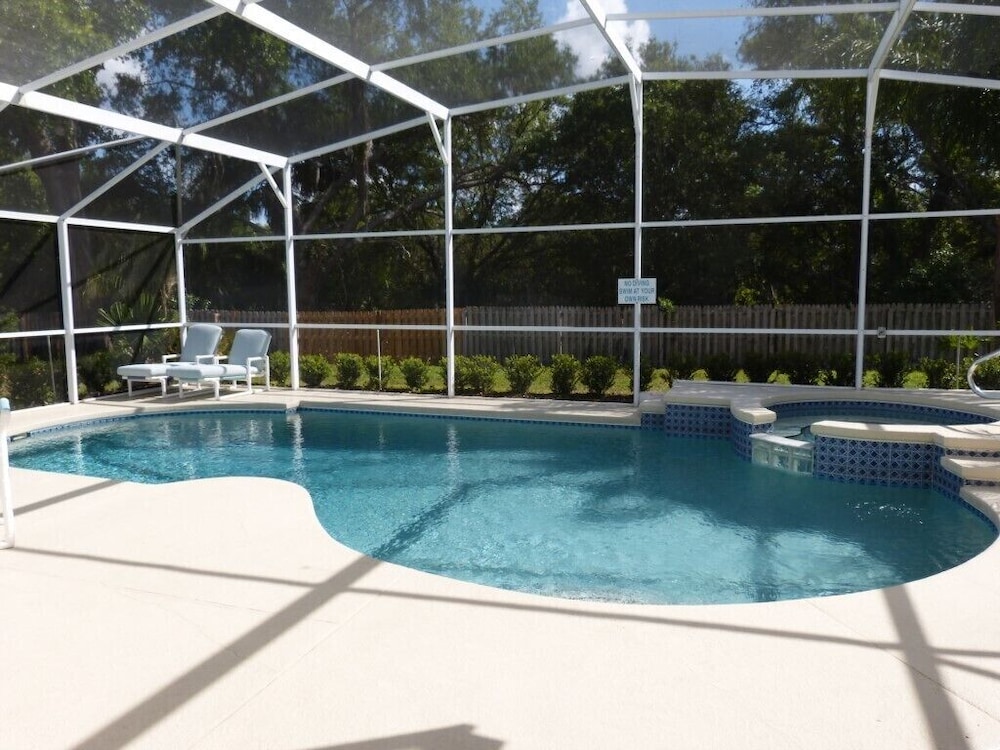 Ir700or 3 Bedroom Villa by Redawning - Image 4