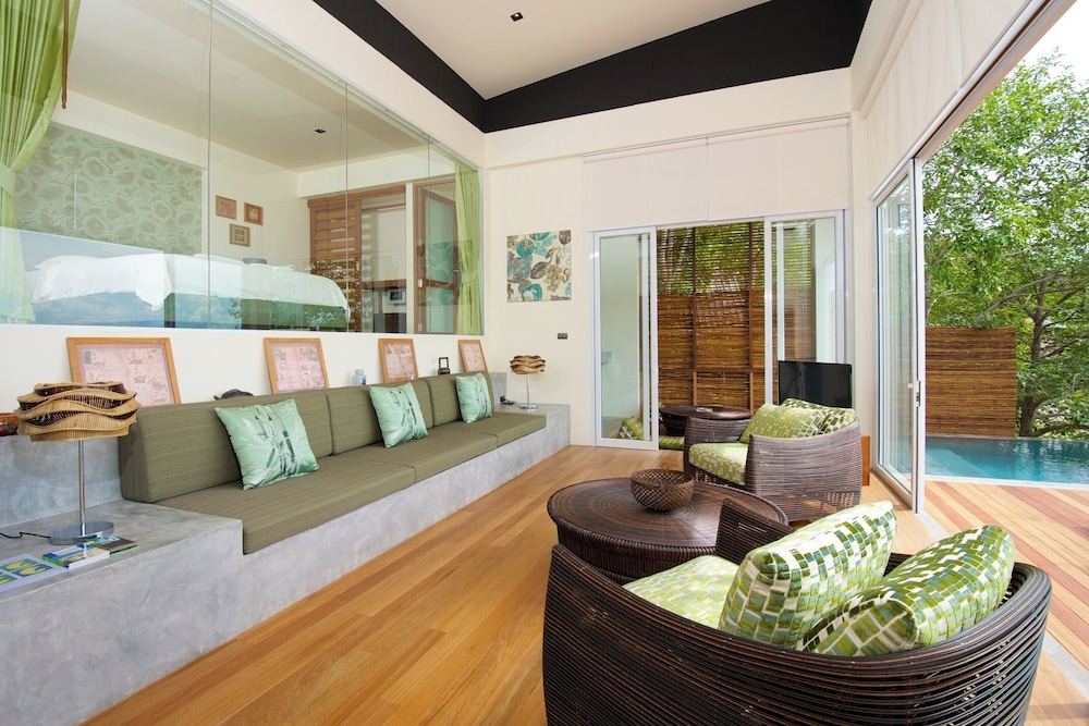 Overthemoon Luxury Pool Villas
