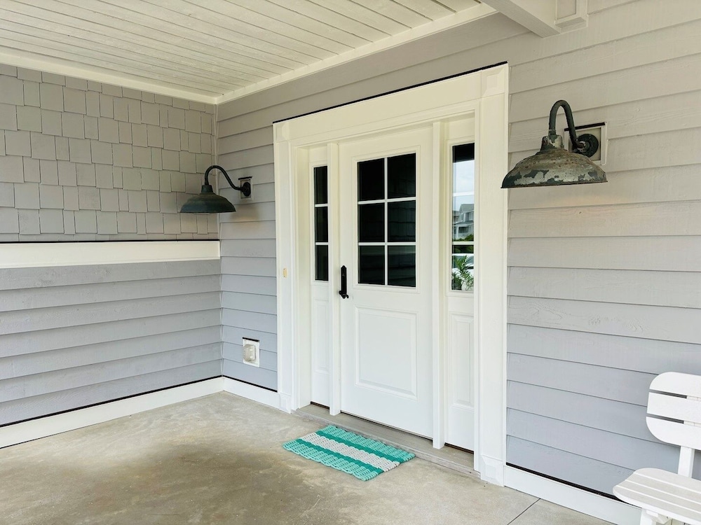Gray Goose 5 Bedroom Home by RedAwning