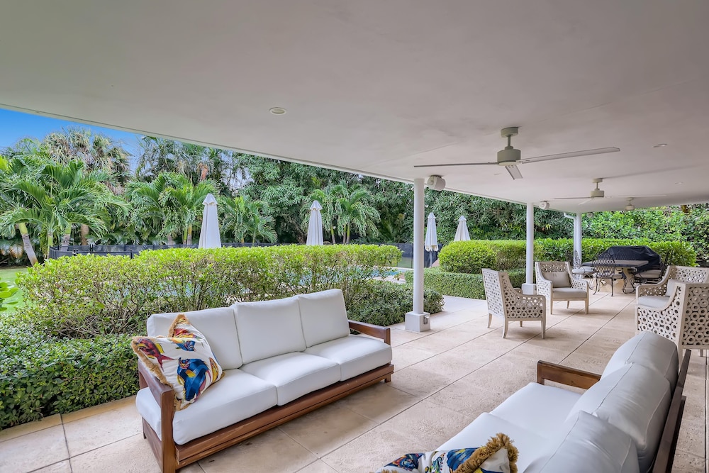 Banyan Cove 4bd 4.5ba Private Pool and Parking view 2