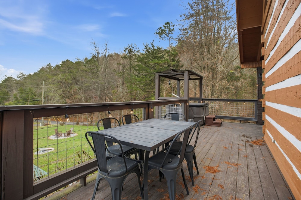 Boujee Bear Cabin With Hot Tub & Putting Green 2 Bedroom Cabin