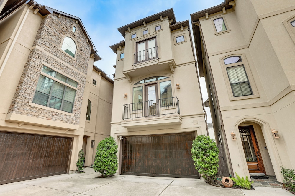 Walk to Shops & Eats: Family Retreat in Houston