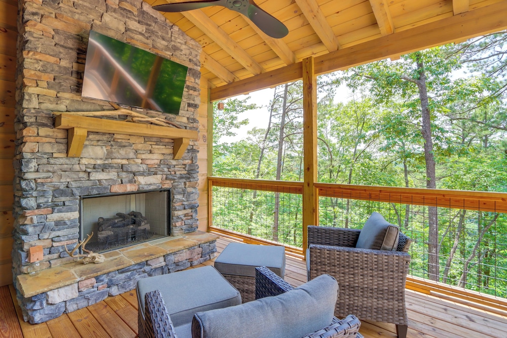 10 Mi to Dtwn: Home w/ Spacious Patio in Ellijay!