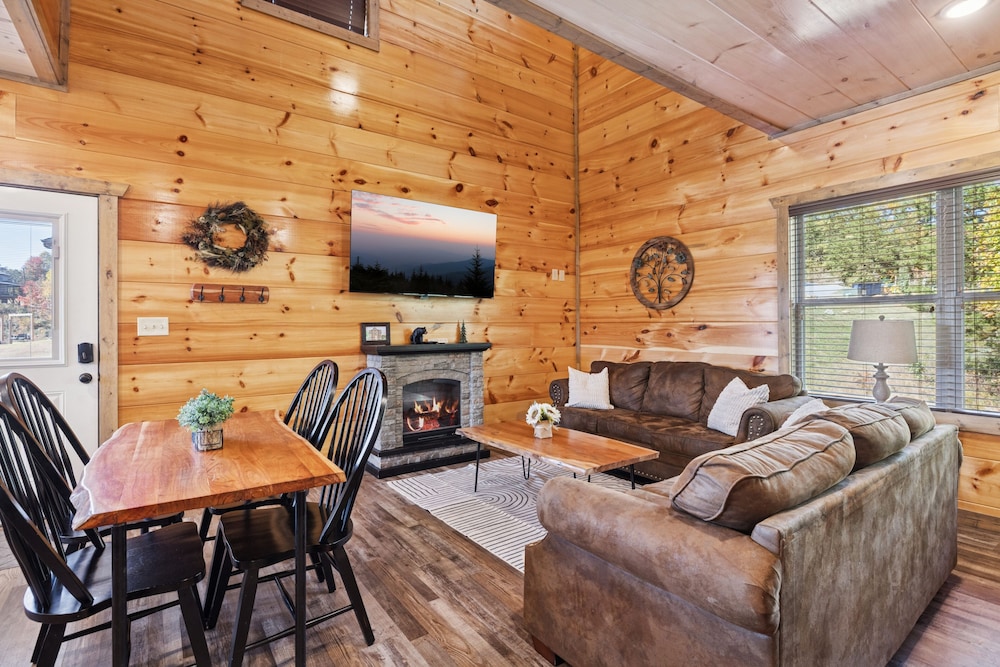 Smoky Blue Haven 3 Bedroom Cabin