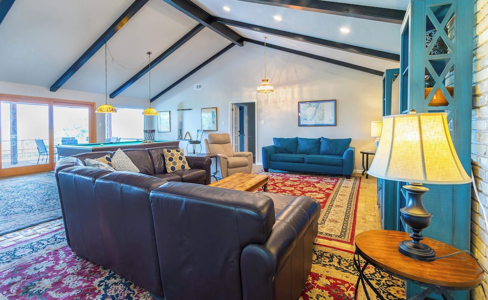 Valley View Retreat for 10