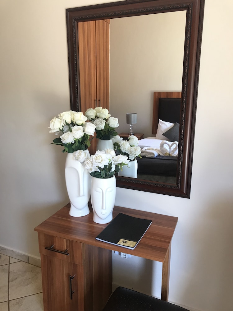 Manor Hills Guest Lodge