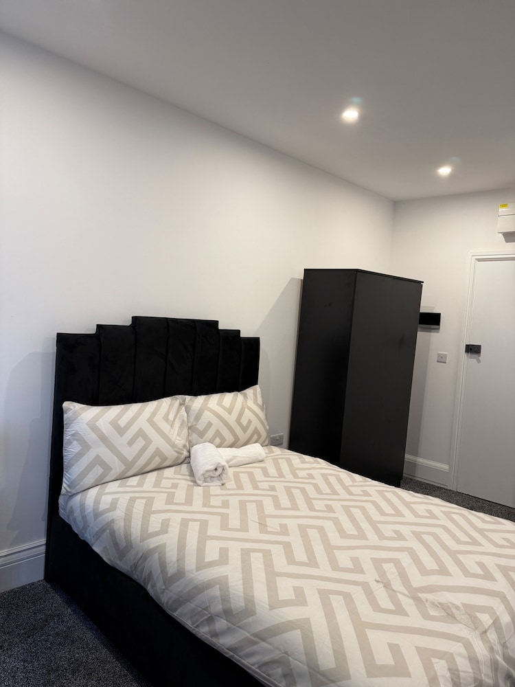 1 Bed Flat - Sleeps 2 - Parking - Wifi
