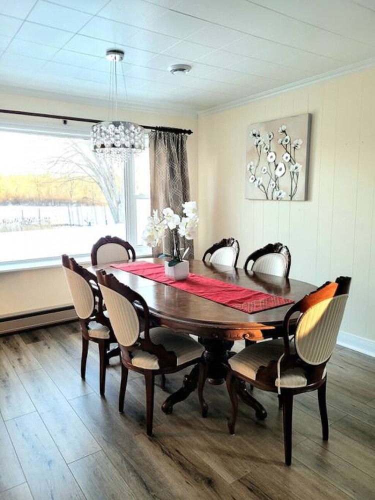 Pines Bay Waterfront Cottage With Hot tub