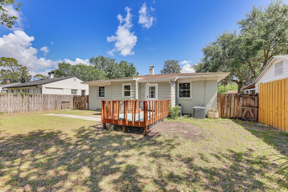 4 Mi to Dtwn Jacksonville: Chic Home w/ Porch!