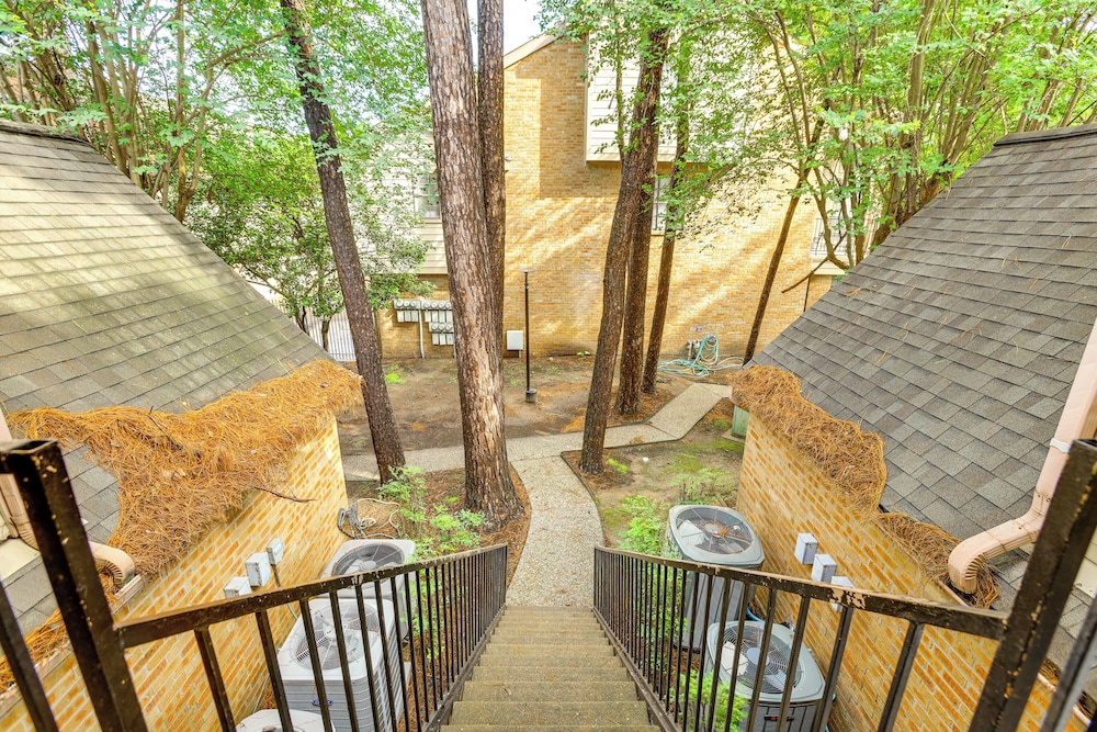 Pet-friendly Condo w/ Pool Access in Houston