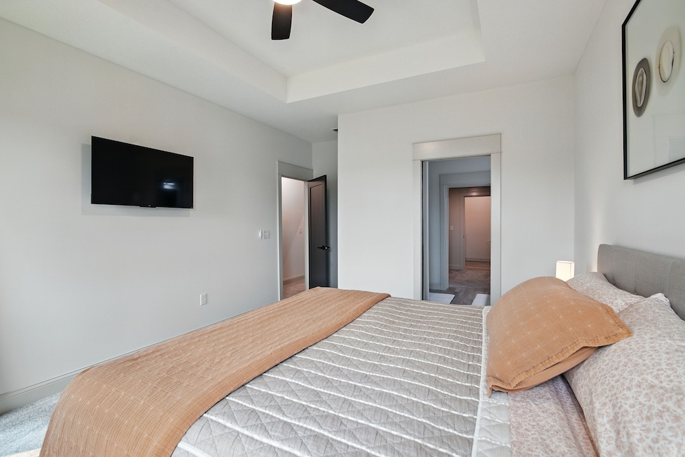 Brand New Cool Comfy Lawrence Retreat 3 Bedroom Duplex