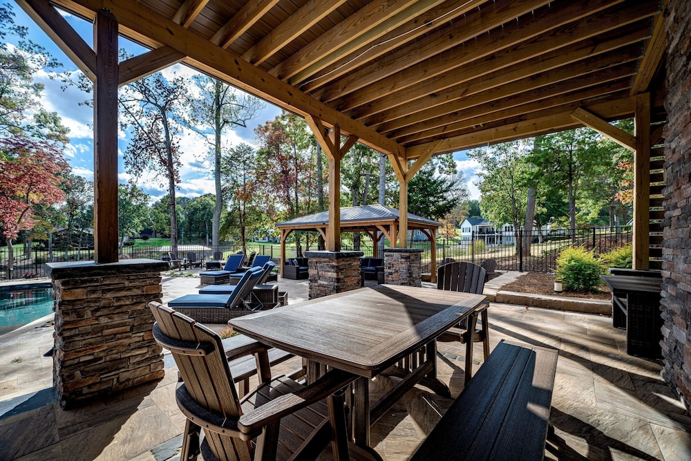 Black Bear Lodge by Avantstay Lakefront Dock Pool Theater Sleeps 20