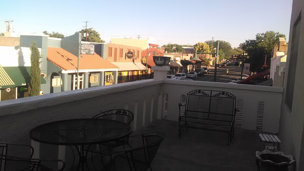 Cottonwood Hotel