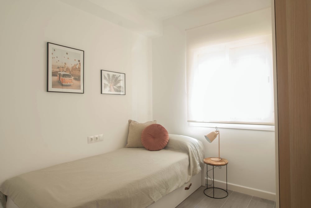 3 Bed Apt Sleep 6 - Pets, Balcony, Parking, Wifi