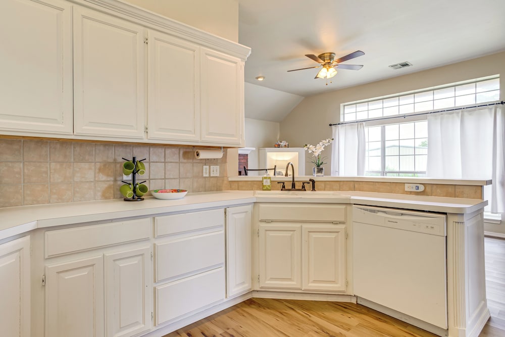 < 1 Mi to Oak Tree National: Cozy Getaway!