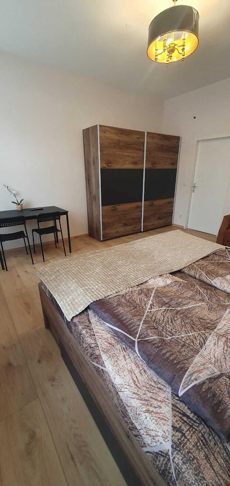 Group Stay 3 Apts Near Enkplatz