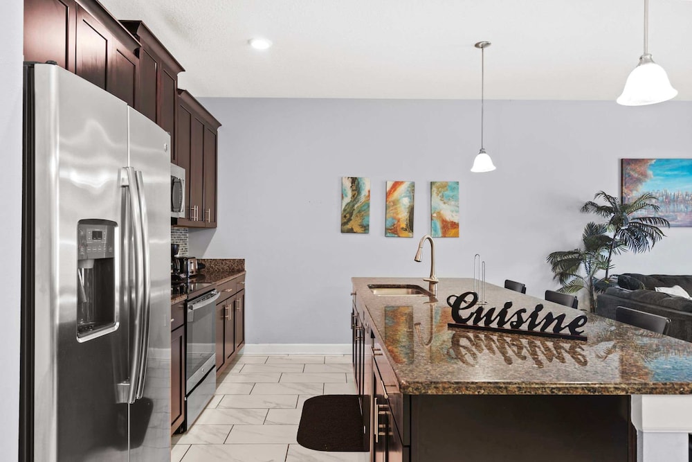 Spacious 4BR Townhome With Pool at Storey Lake