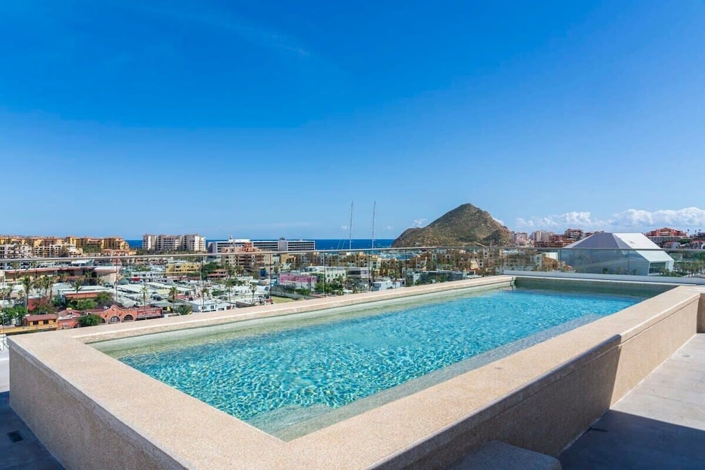 New 1BR Condo Near Marina and Downtown - Pool