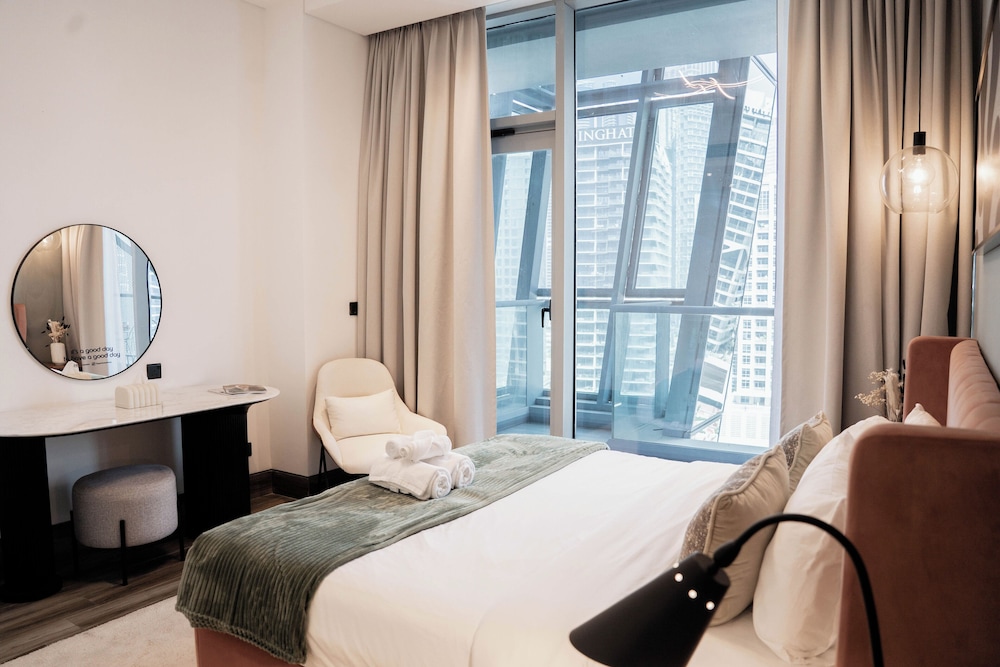 Cozy 1BR With Canal Views Full Amenities