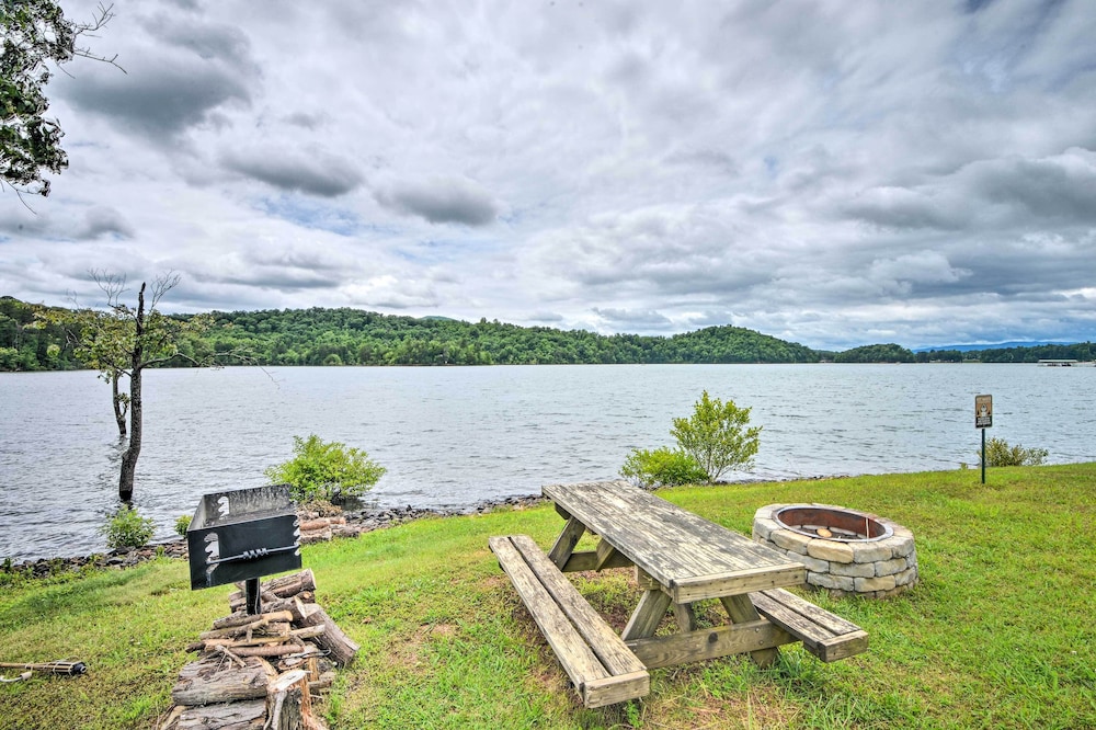 Fire Pit & Boat Dock: Lake Chatuge Townhome! view 5