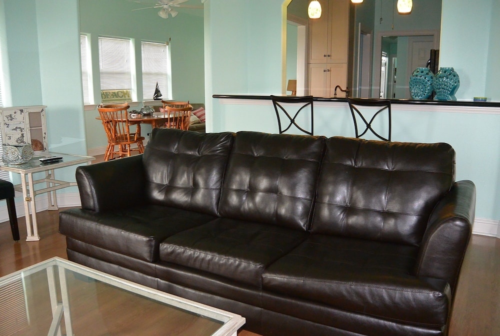 Private Pelican 2 Bedroom Home