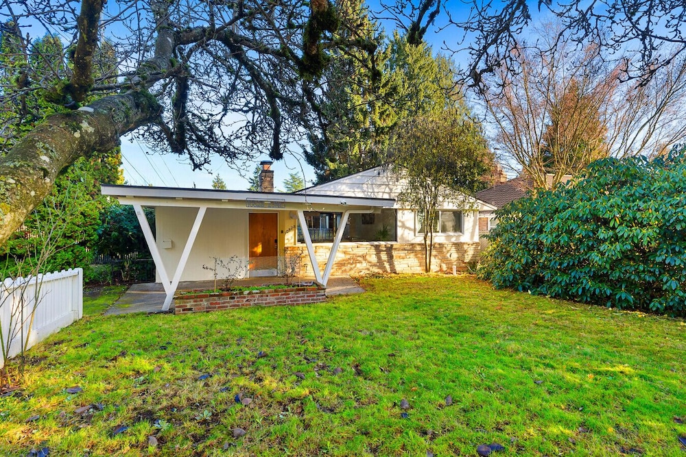 3BR Seattle Home w Spacious Yard Near Northgate