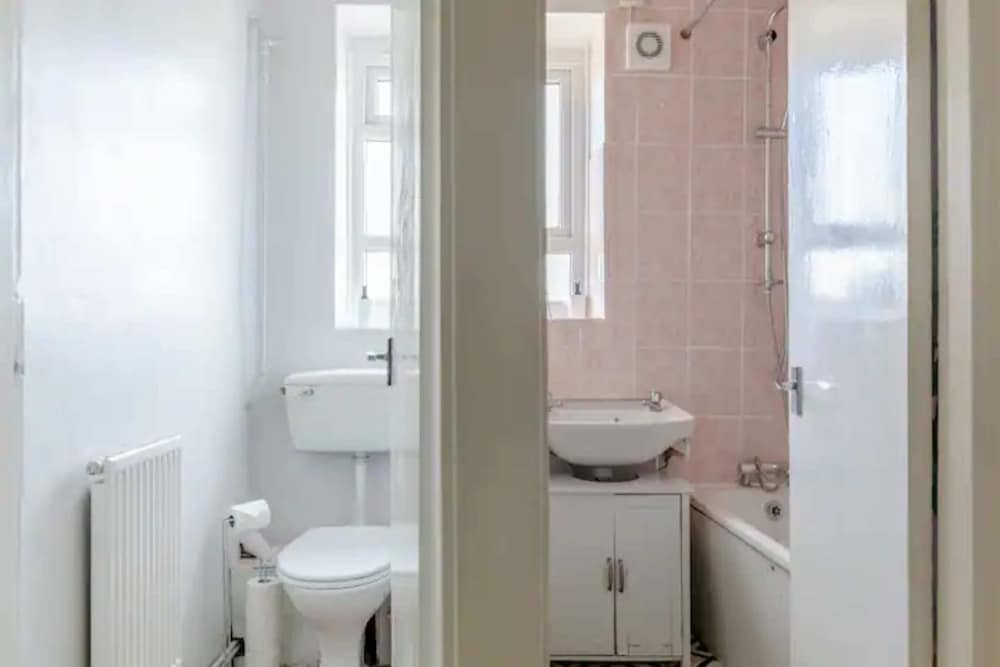 Cosy 4BD Flat W/private Balcony - Nine Elms!