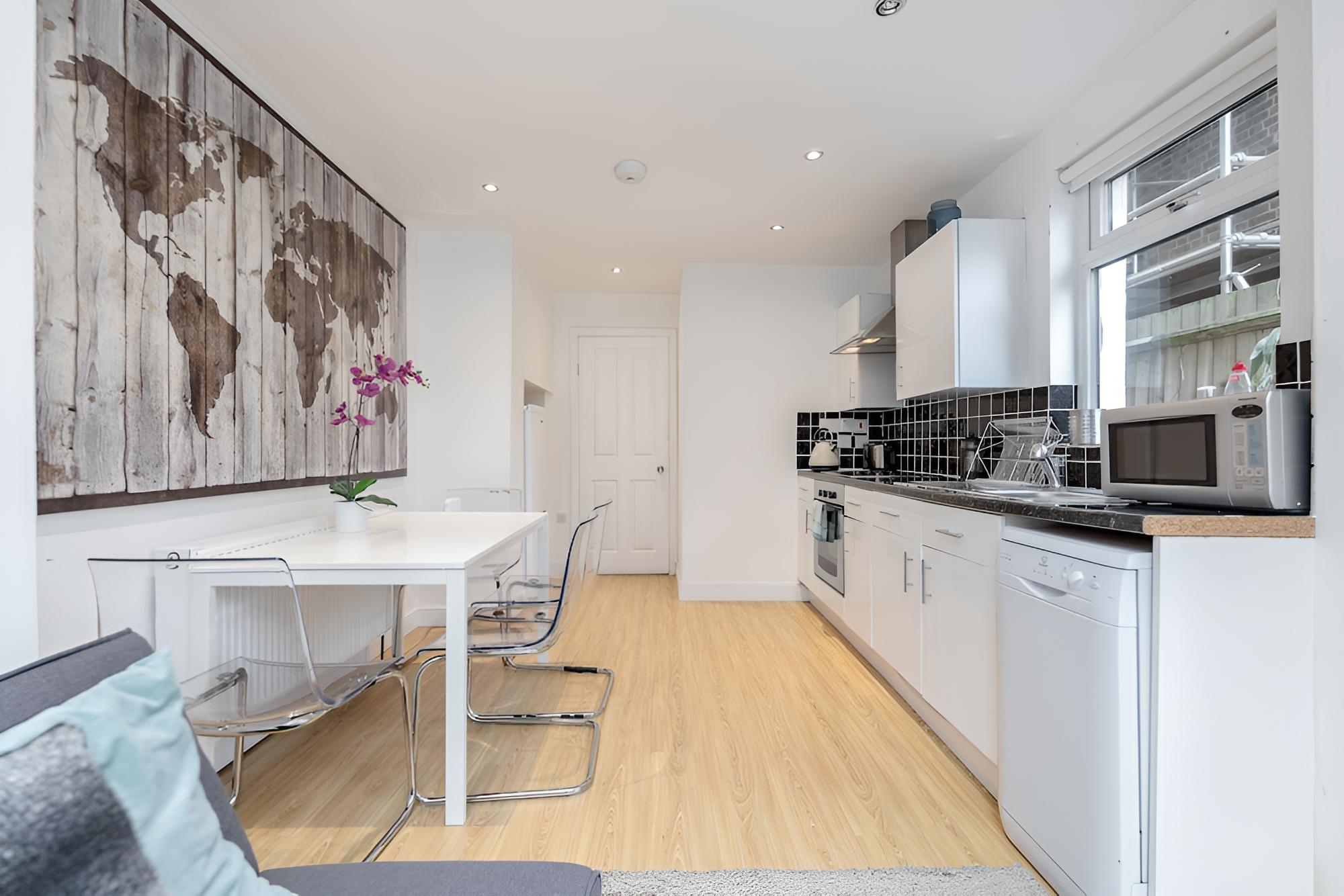 Clapham 2Bed with Patio by BaseToGo