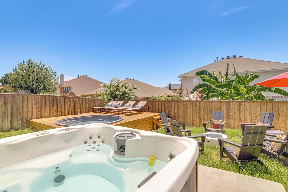 Game Room, Hot Tub & Pool! Grand Prairie Getaway