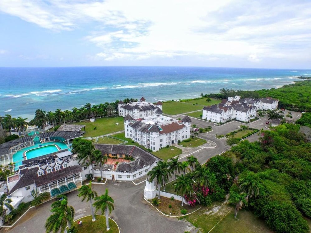 Oceanview 1-bed Apt w/ Pool, Bar & Beach Access