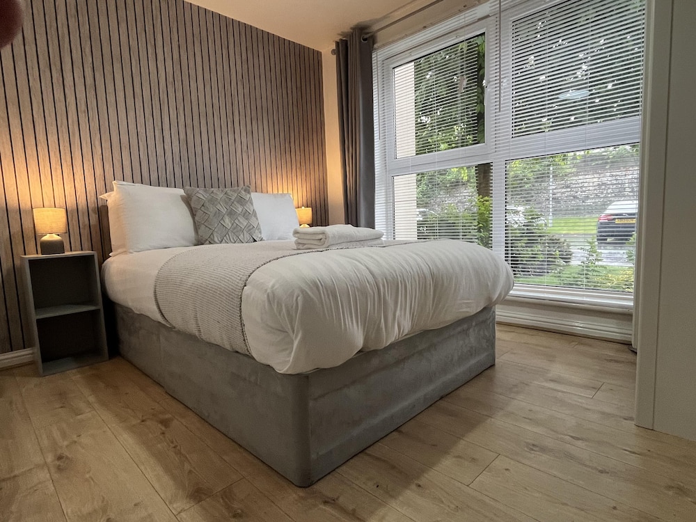 Modern Spacious Apartment in Private Grounds view 3