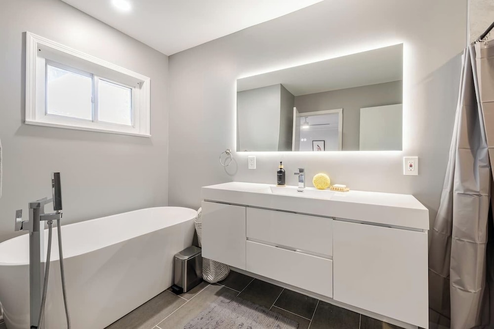 Stylish Comfort Modern Chef Kitchen 4 BR 2 Baths