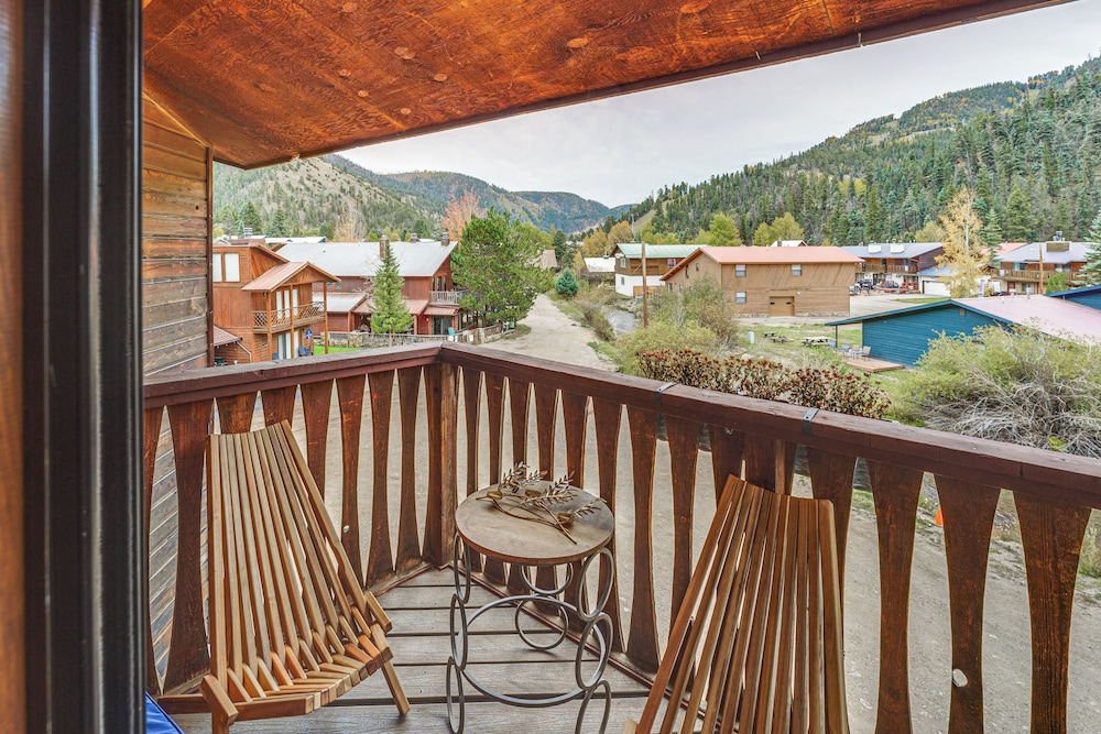 Red River Home w/ Ski Slope, Mtn & River Views!