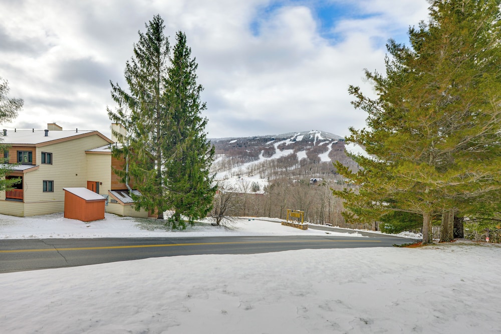 Walk to Mount Snow Resort: Unit w/ Pool & Hot Tubs
