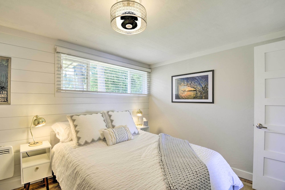 Chic Hansville Getaway Near Beach + Trail! view 5