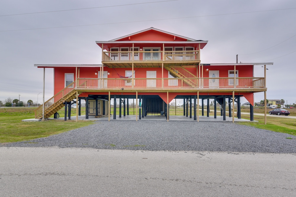 3 Mi to Bolivar Beach: Quiet Condo w/ Balcony