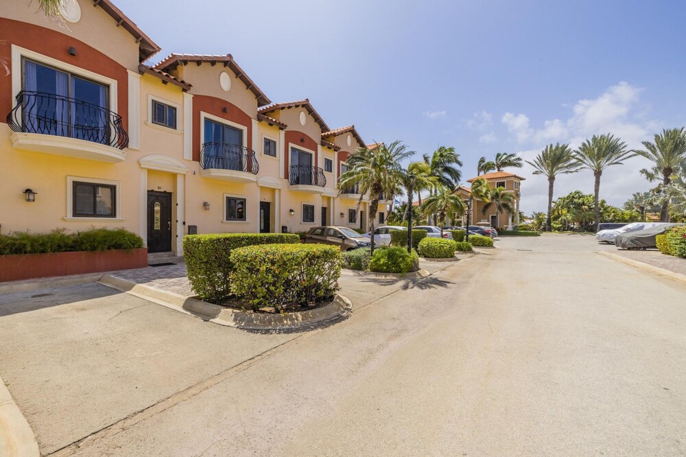 2br3ba Townhome Gold Coast Pool Tennis Gym