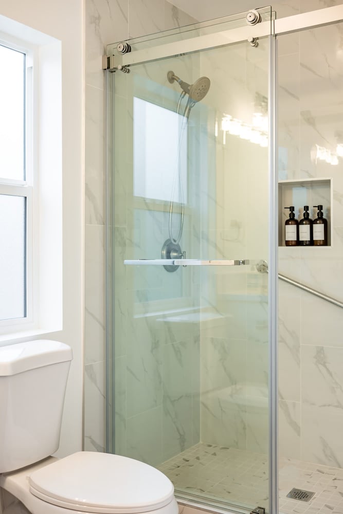 Cozy Modern Stay in Alhambra 30plus Days Welcome