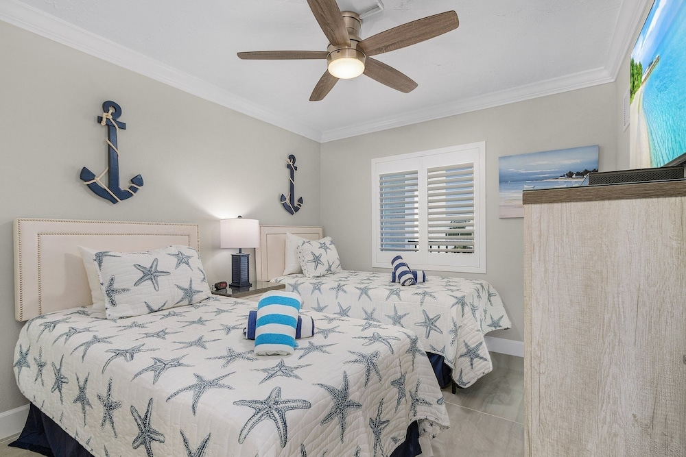 Seaside 101: Oceanview 2br/2ba Condo With Pool, Steps To Beach 2 Bedroom Condo
