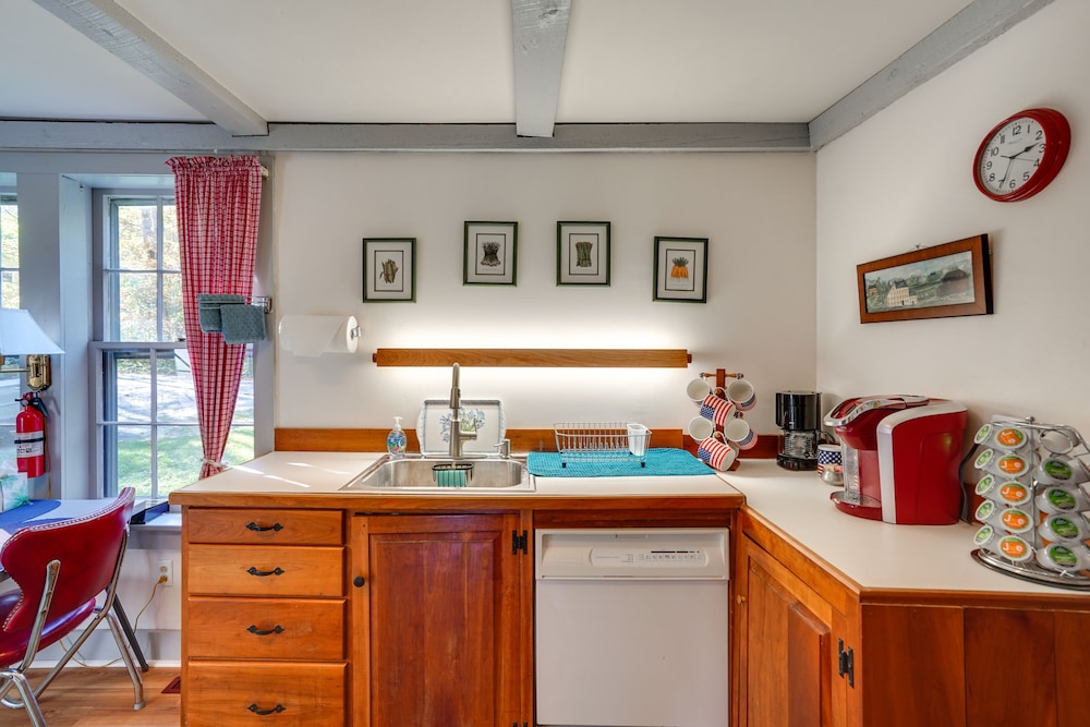 Tranquil 3 BR Stockbridge House w/ Private Deck!