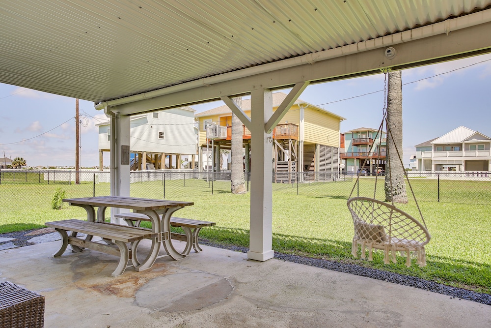 Walk to Beach: Updated Home w/ Deck in Galveston!