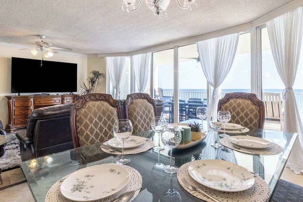3BR Gulf-front Luxury w/ Pool Bar & Spa Baths