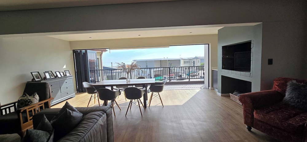 Seaside Retreat in Langebaan With Hot Tub and BBQ