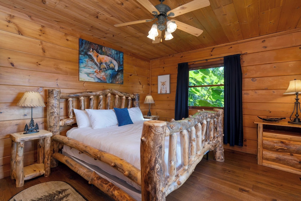 Big Bear Lodge by Avantstay Smoky Mountain Views, Hot Tub, Theater & Game Room