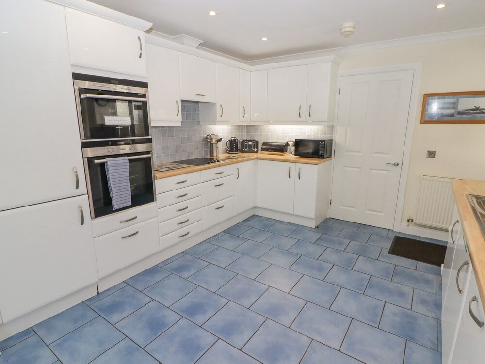 3 Strawberry Close